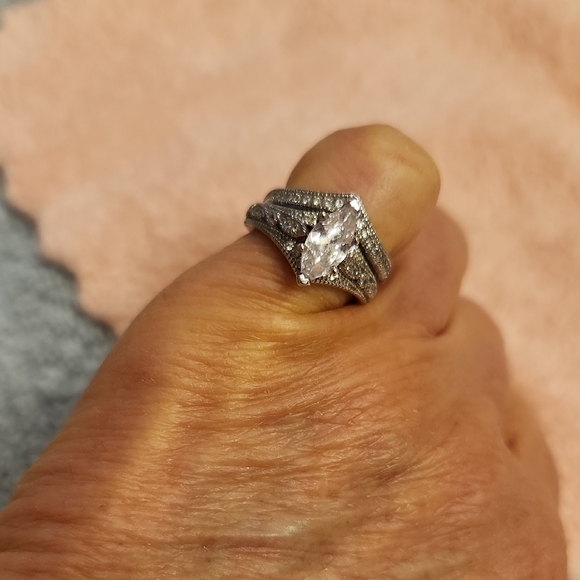 Julia Bo Jewelry - Size 5   Like New!    Elegant Silver Women's Ring with Sparkling Accents